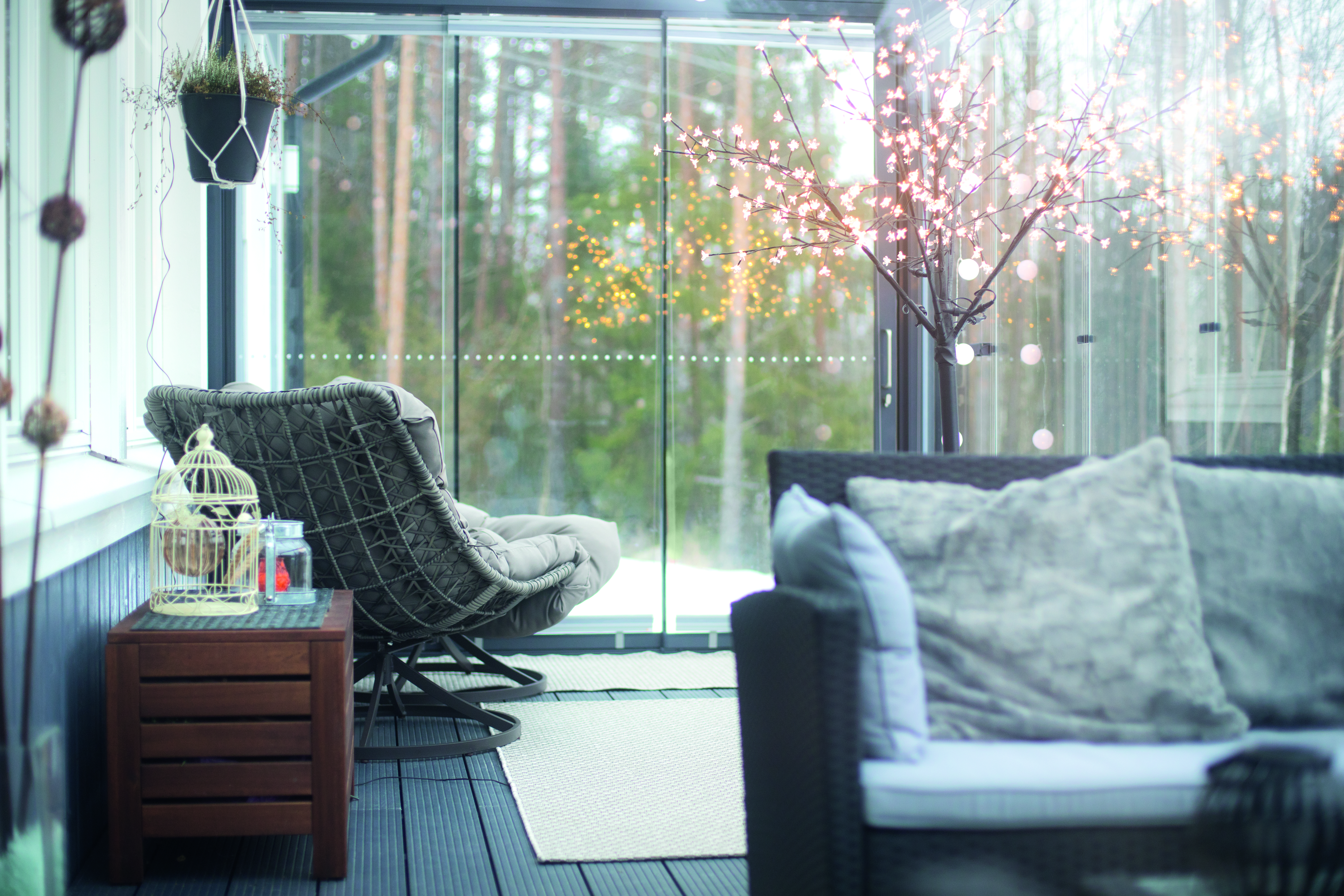 How to: cozy lighting in the sunroom | sunroom in wintertime decorated with chairs and lights 