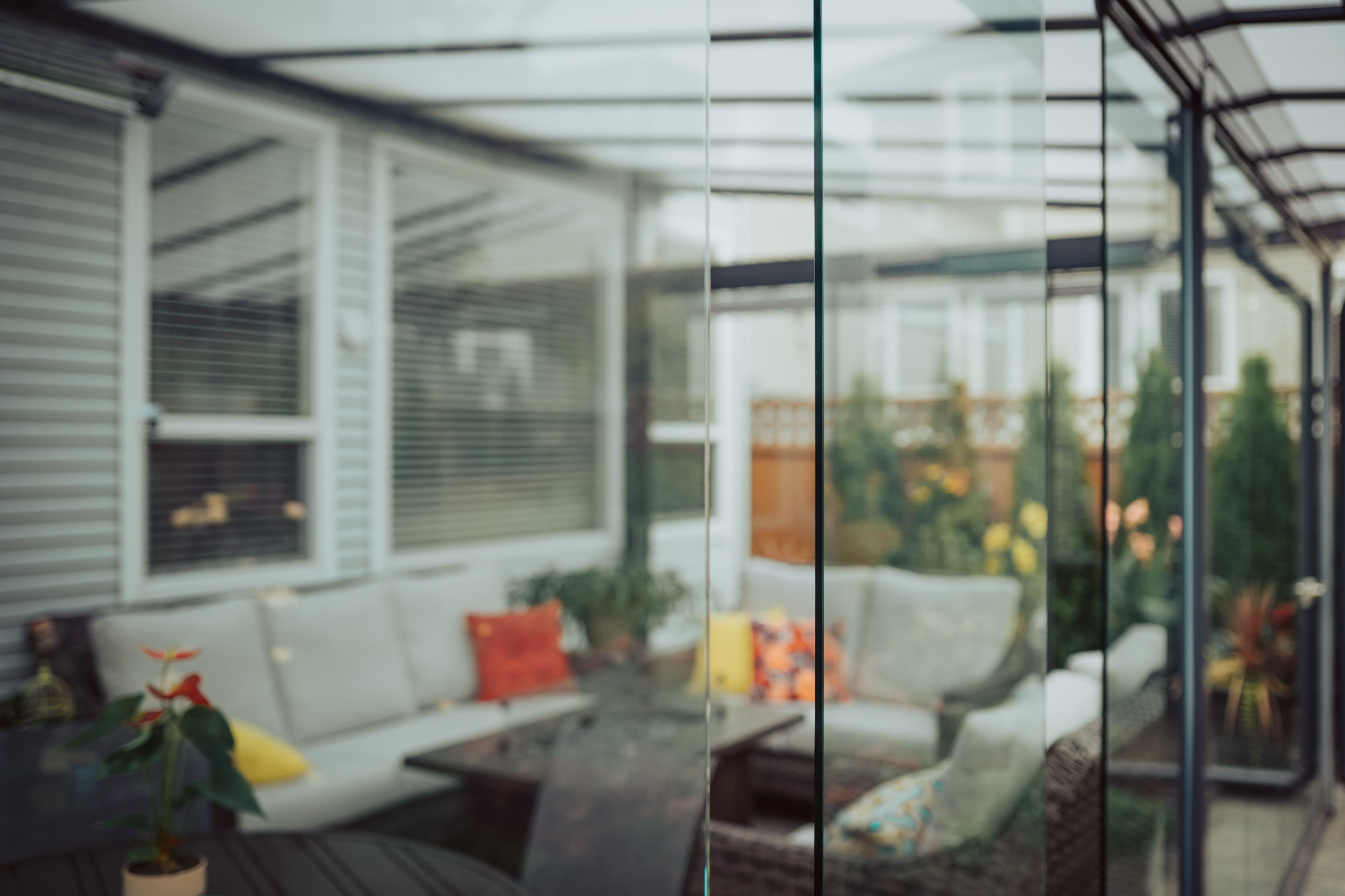 The 3 best seasonal tips for decorating your sunroom!: retractable glass panels